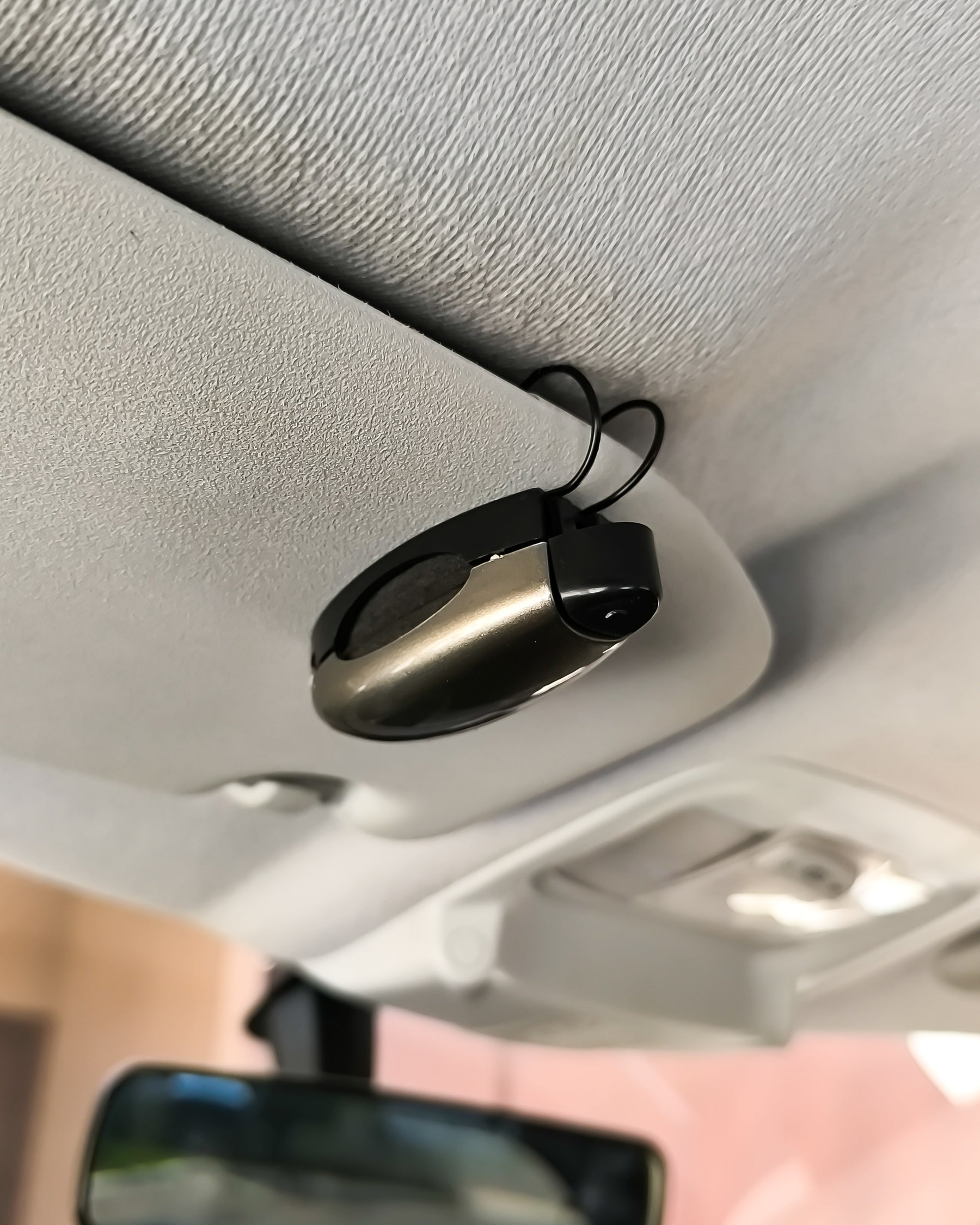 Porta Óculos de Carro Universal Clip Reforçado em ABS e Couro – Clip Car Gloss Eyevewear