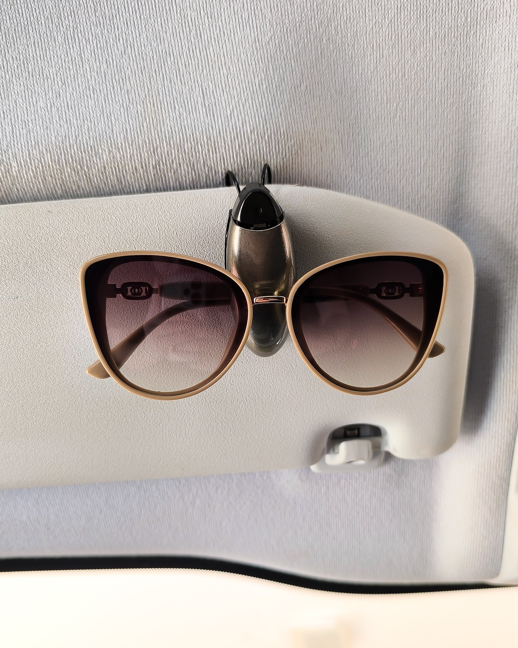 Porta Óculos de Carro Universal Clip Reforçado em ABS e Couro – Clip Car Gloss Eyevewear