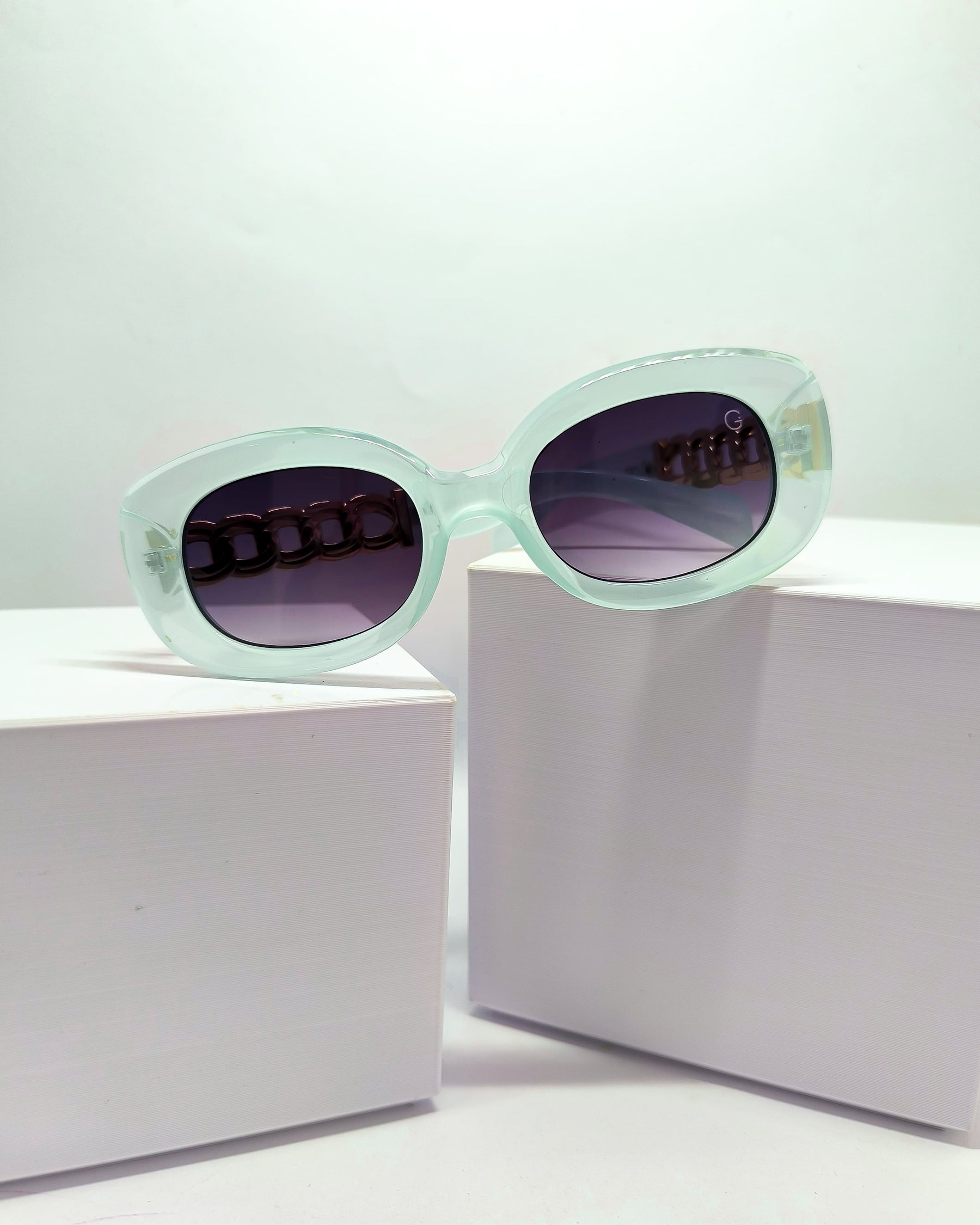 Óculos de Sol Feminino Slim com Haste em Correntaria em Metal Dourado Premium - Gloss Eyewear