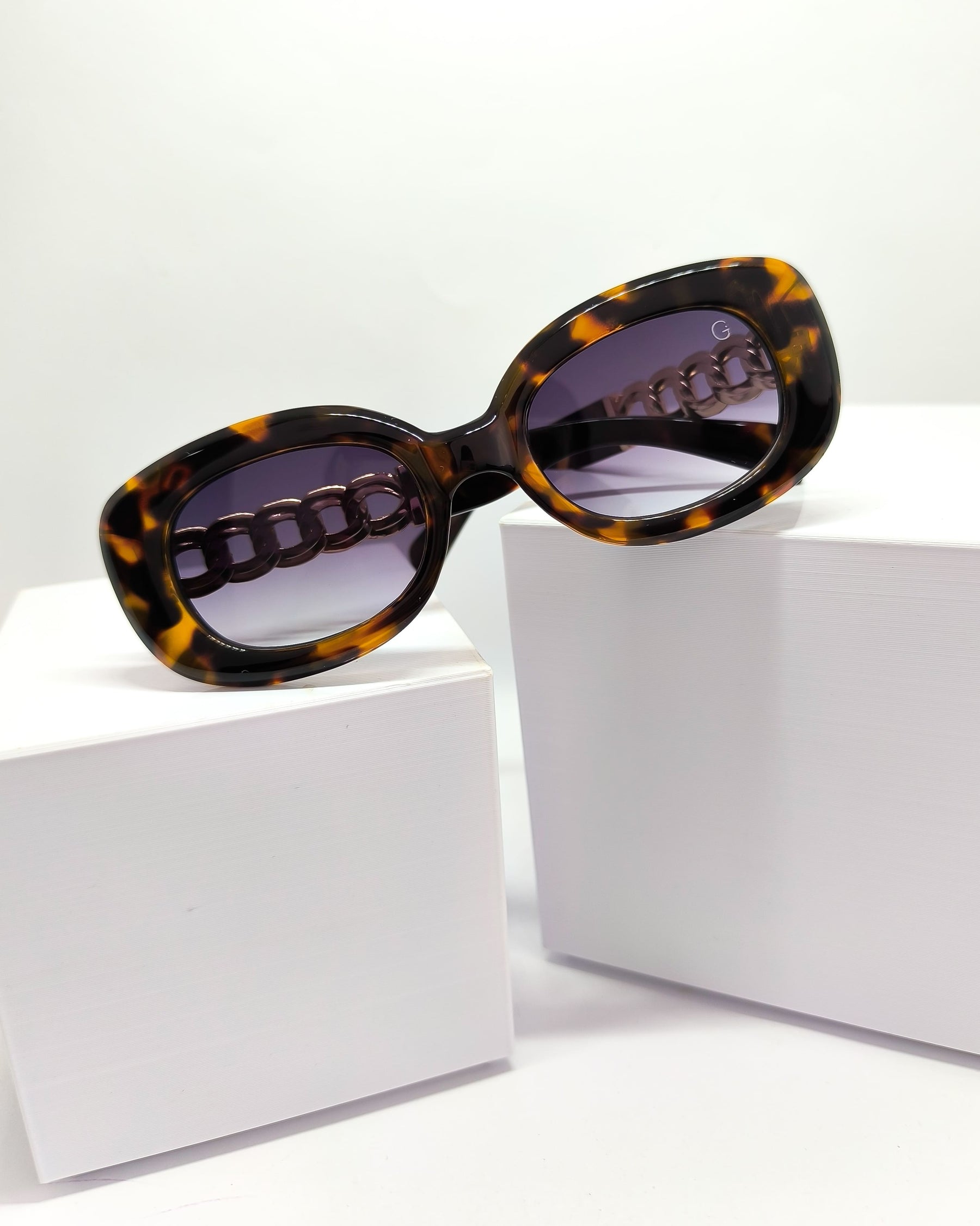 Óculos de Sol Feminino Slim com Haste em Correntaria em Metal Dourado Premium - Gloss Eyewear