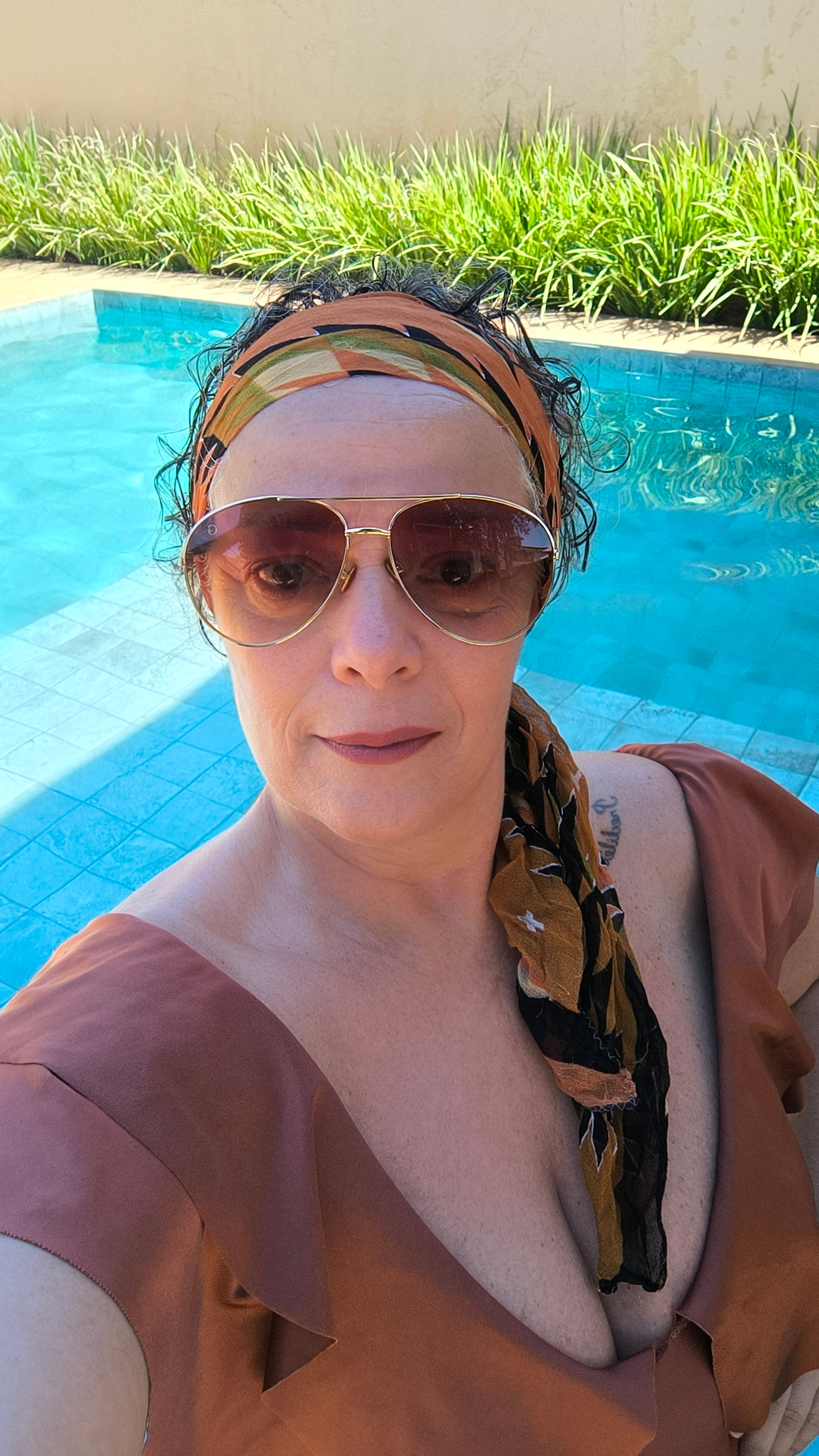 Óculos de Sol Feminino Aviador com Lente Castor e Lente Escura em Metal Dourado Premium - Gloss Eyewear