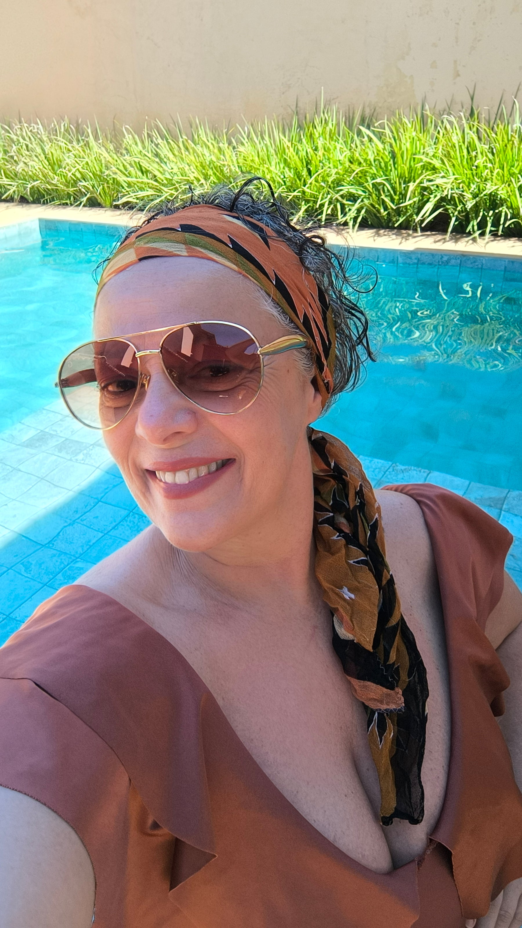 Óculos de Sol Feminino Aviador com Lente Castor e Lente Escura em Metal Dourado Premium - Gloss Eyewear