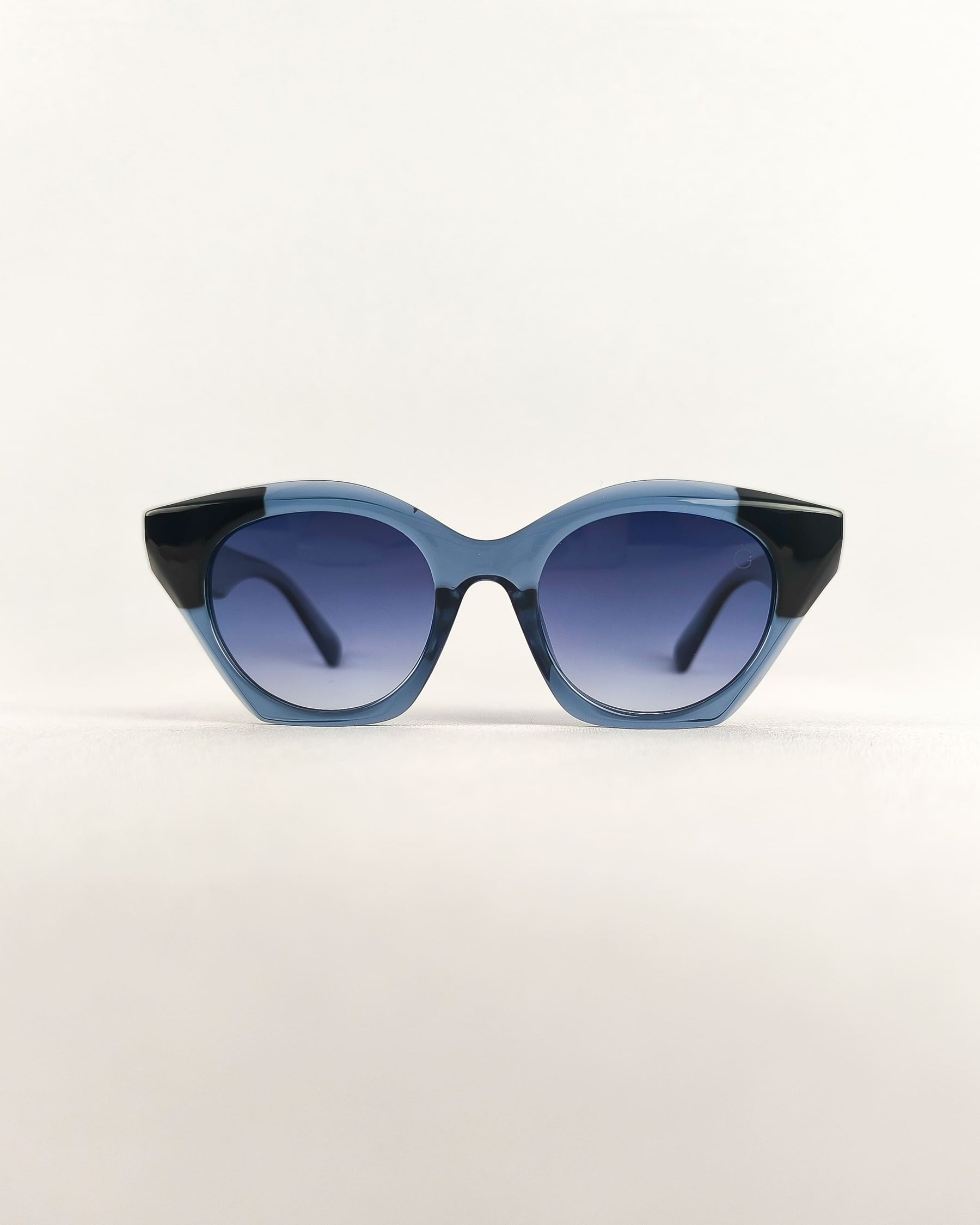 Óculos de Sol Feminino Gatinho em Acetato Translúcido Azul e Marrom Premium - Gloss Eyewear