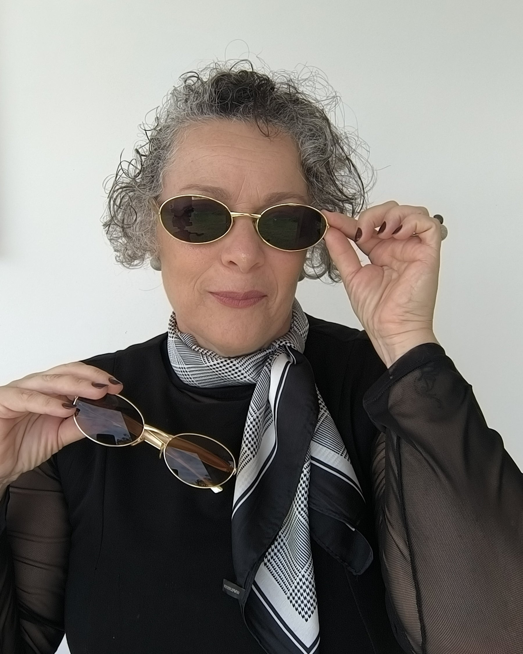 Óculos de Sol Feminino Slim com Lentes Castor e Escura em Metal Dourado Premium - Gloss Eyewear