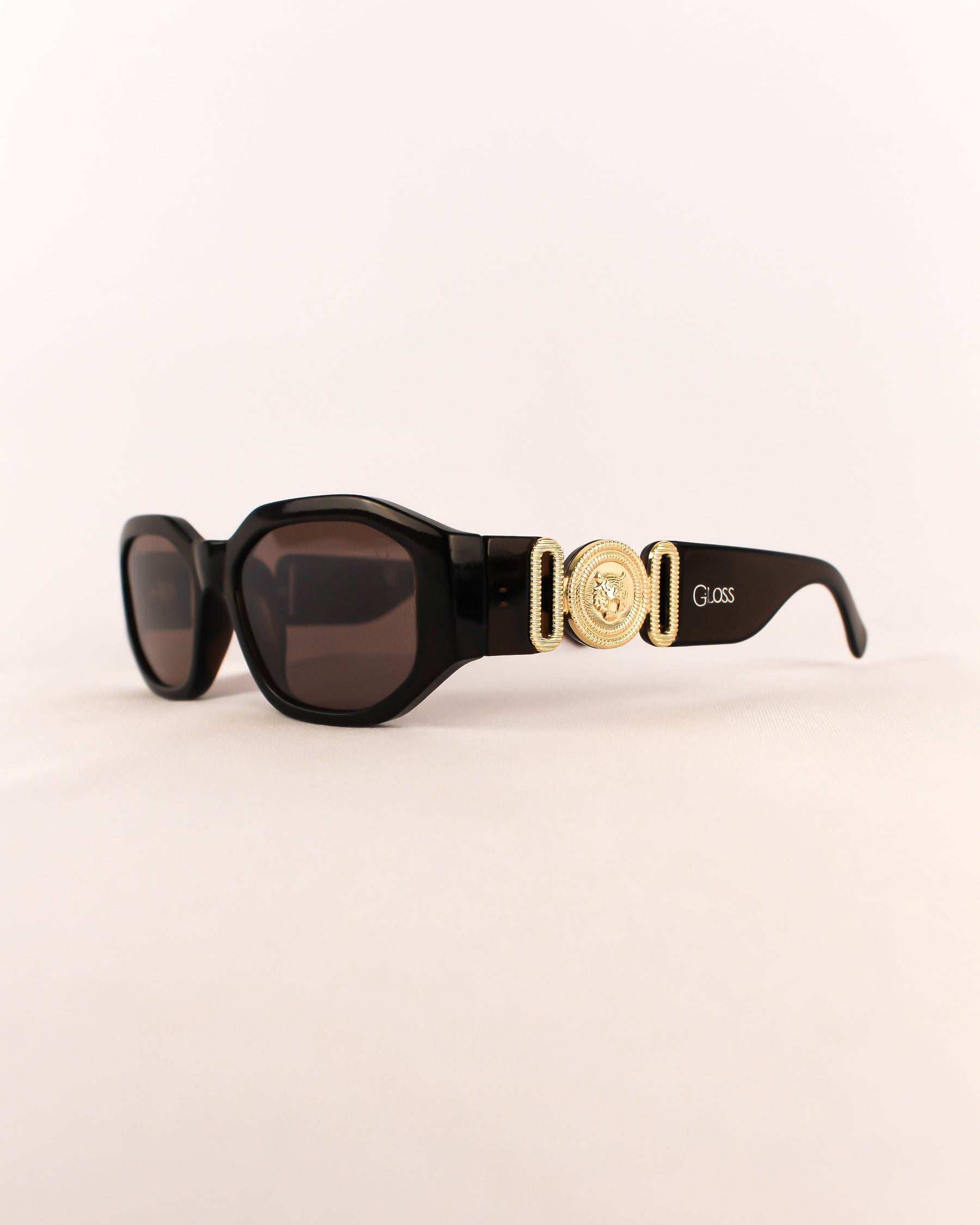 Óculos de Sol Feminino Slim com Detalhe em Metal e Haste Branco/ Preto/ Cinza Premium - Gloss Eyewear
