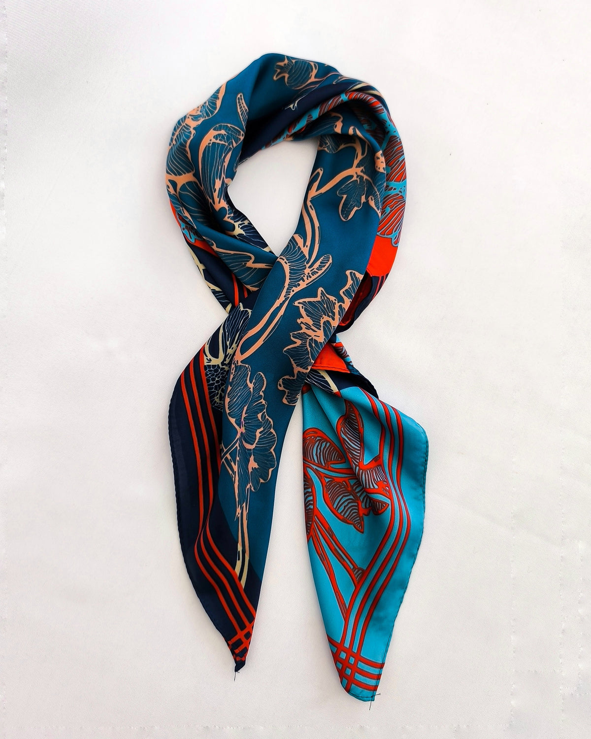 Lenço Acetinado Quadrado Vermelho com Tons de Azul - Gloss Eyewear