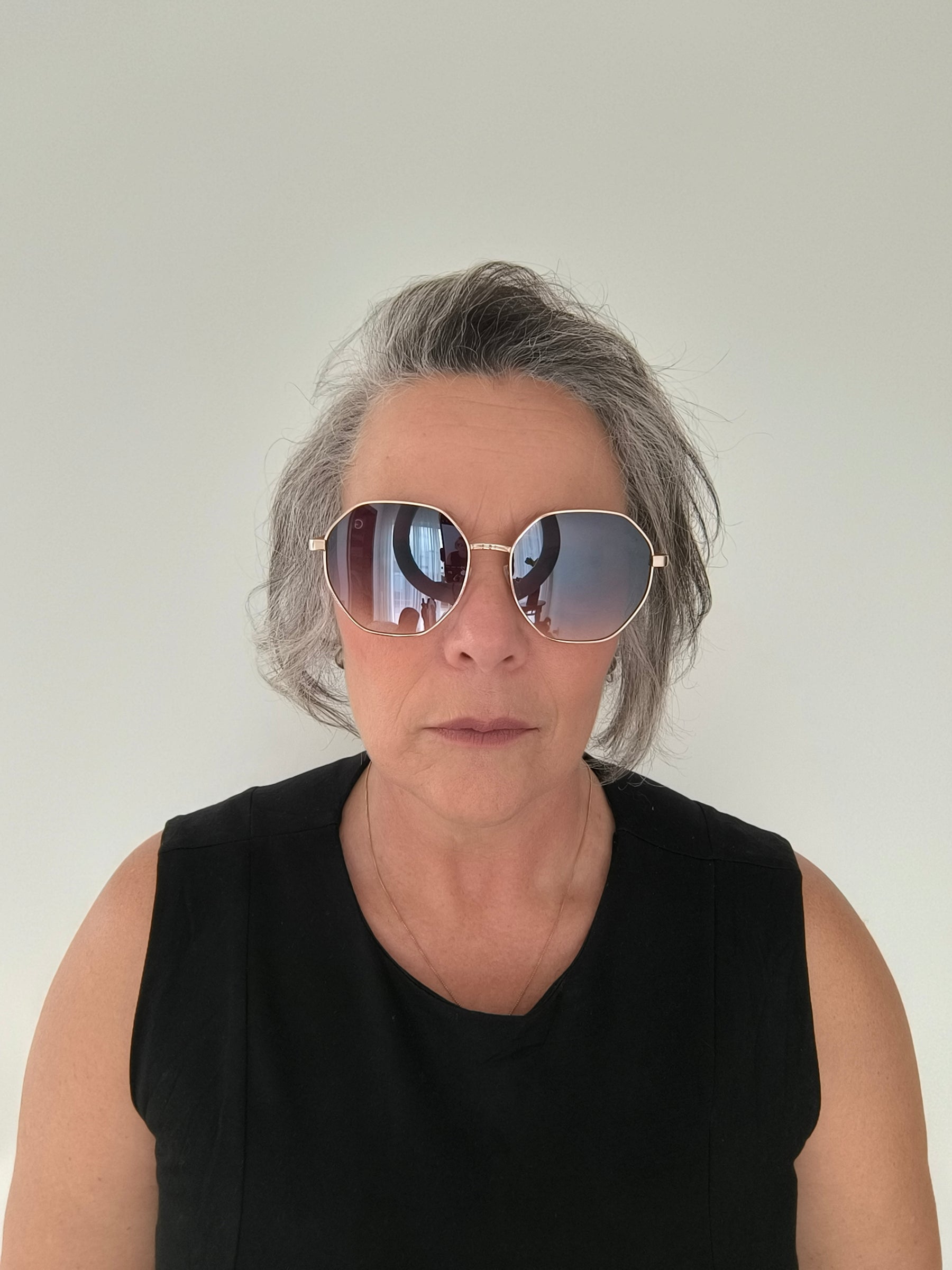 Óculos de Sol Feminino Geométrico em Metal Dourado – Gloss