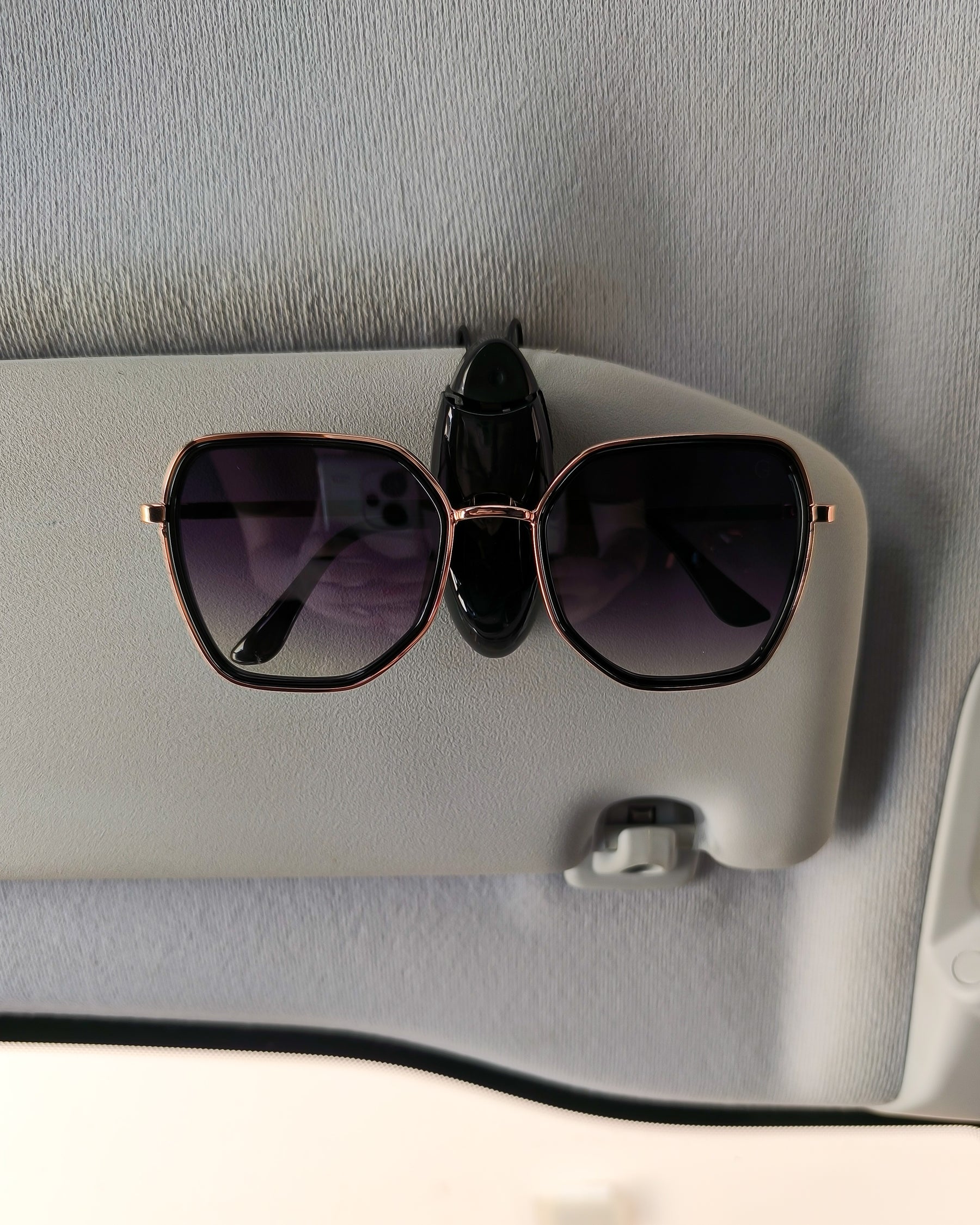 Porta Óculos de Carro Universal Clip Reforçado em ABS e Couro – Clip Car Gloss Eyevewear