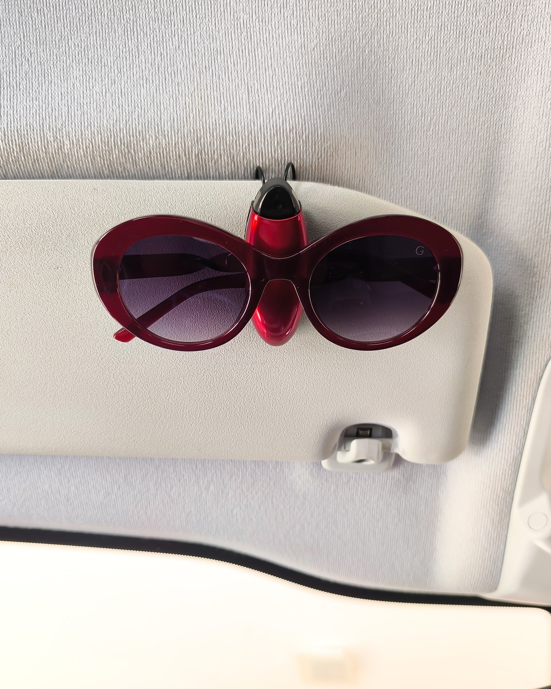 Porta Óculos de Carro Universal Clip Reforçado em ABS e Couro – Clip Car Gloss Eyevewear