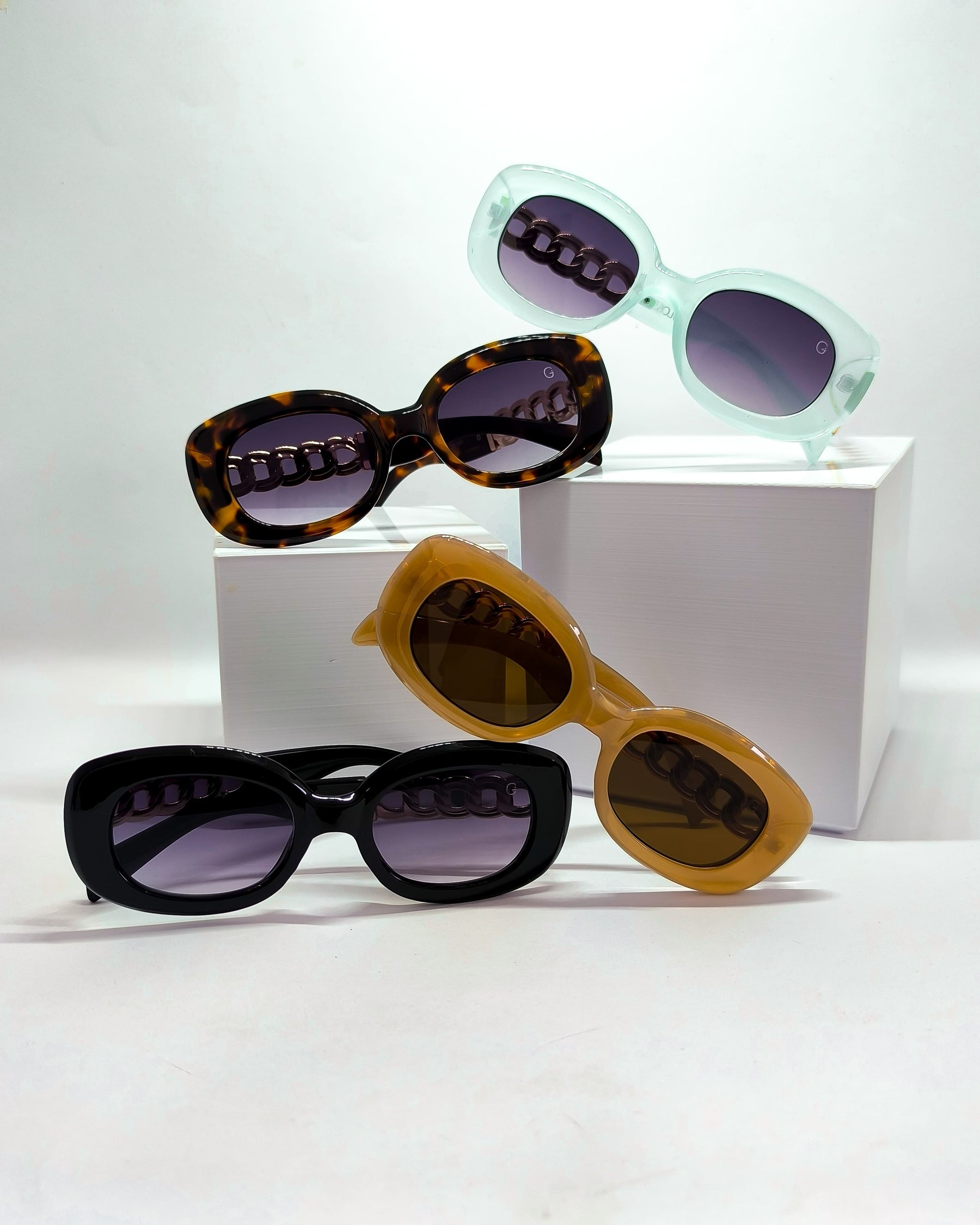 Óculos de Sol Feminino Slim com Haste em Correntaria em Metal Dourado Premium - Gloss Eyewear