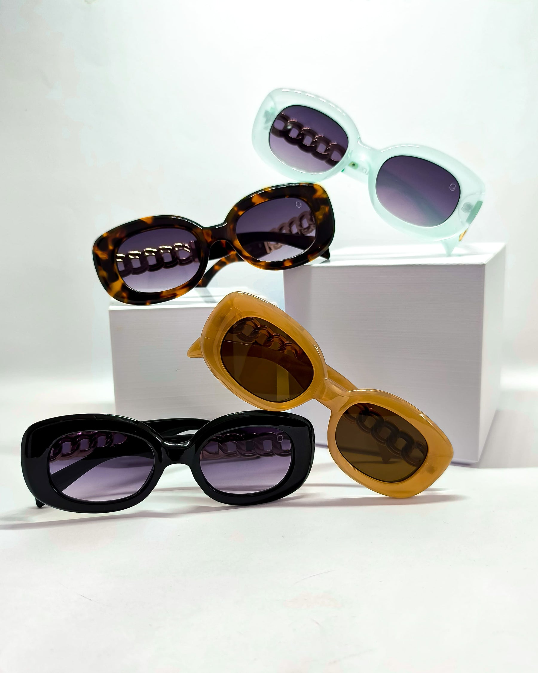 Óculos de Sol Feminino Slim com Haste em Correntaria em Metal Dourado Premium - Gloss Eyewear