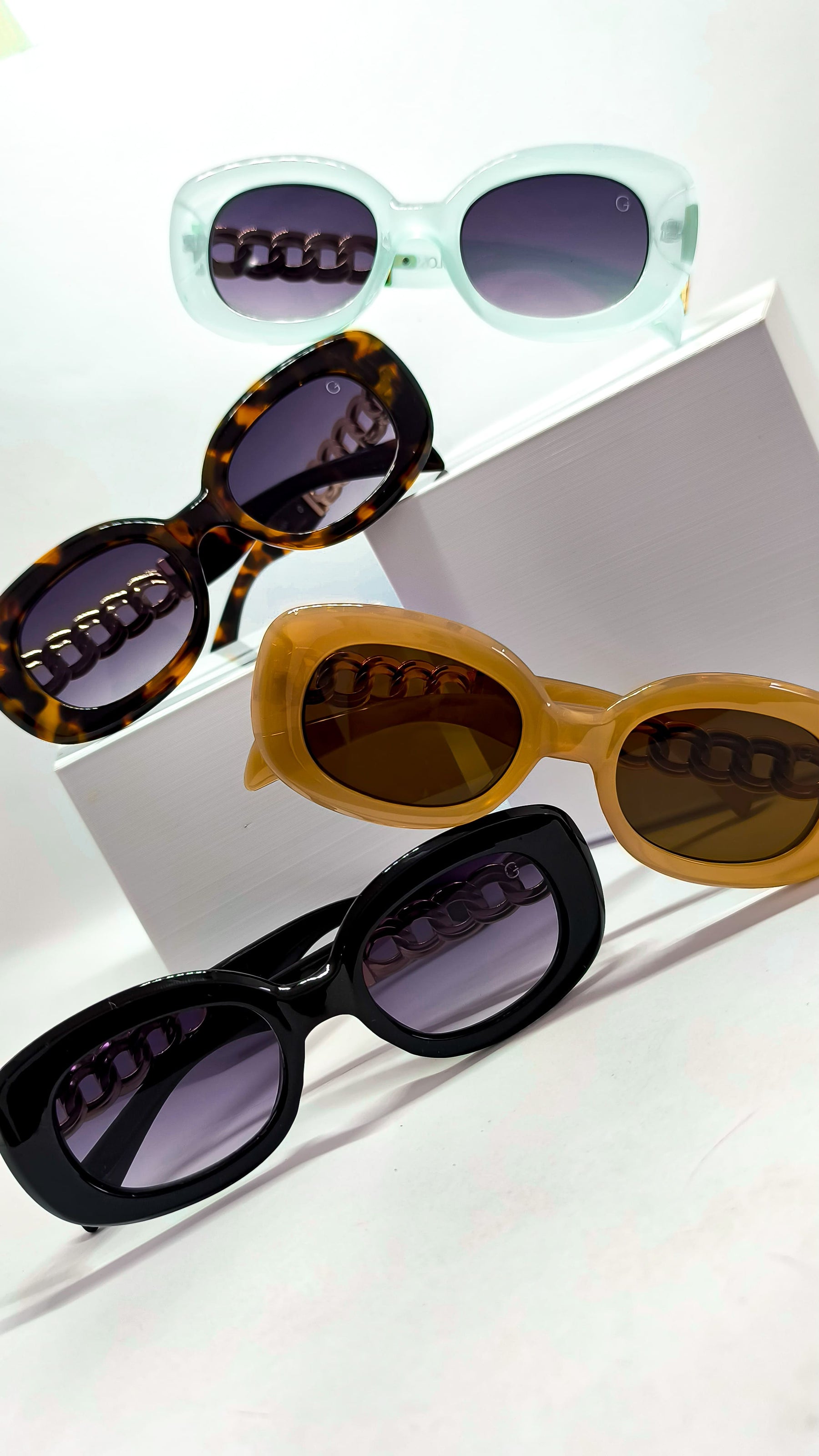 Óculos de Sol Feminino Slim com Haste em Correntaria em Metal Dourado Premium - Gloss Eyewear