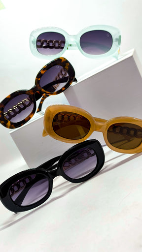 Óculos de Sol Feminino Slim com Haste em Correntaria em Metal Dourado Premium - Gloss Eyewear