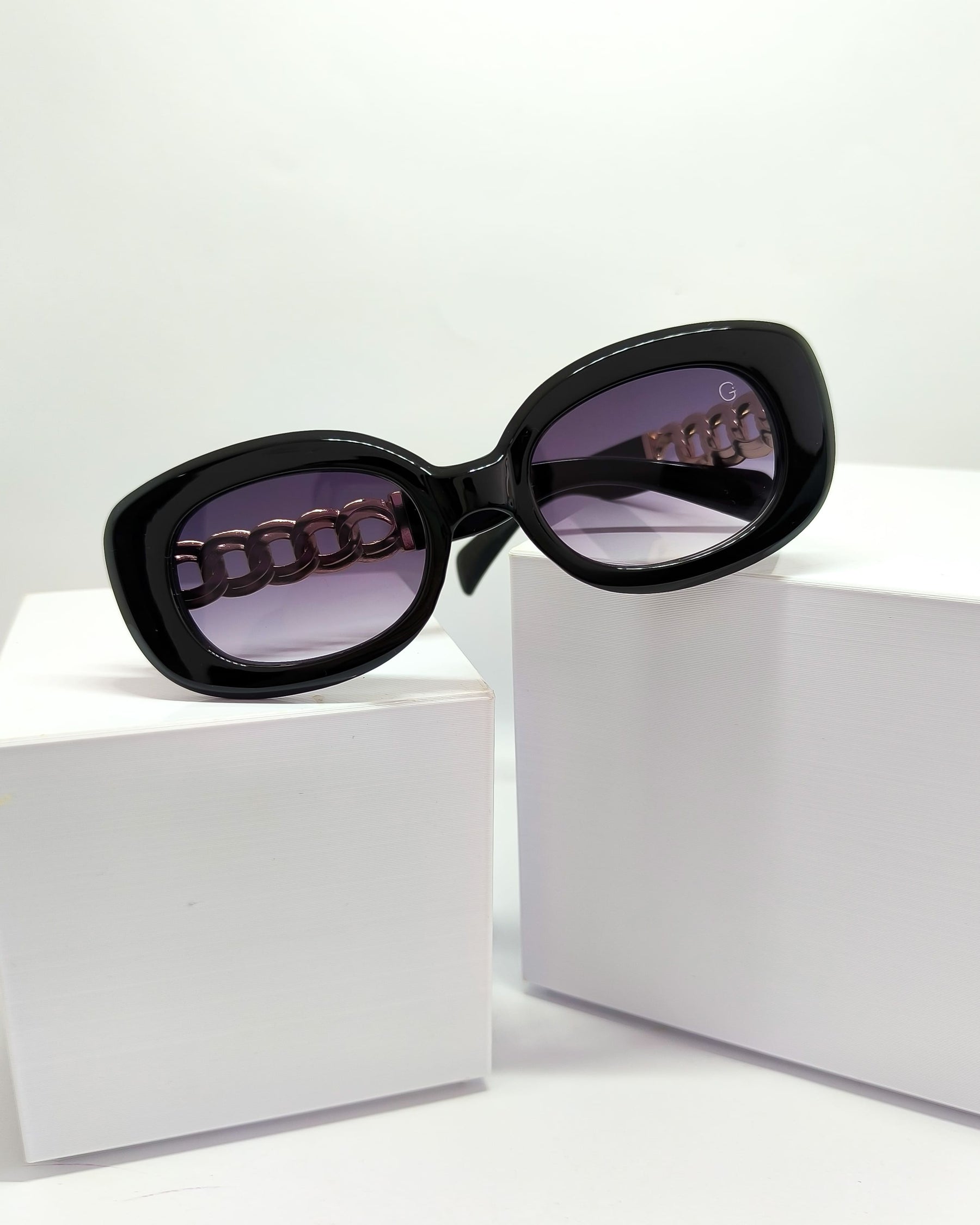 Óculos de Sol Feminino Slim com Haste em Correntaria em Metal Dourado Premium - Gloss Eyewear