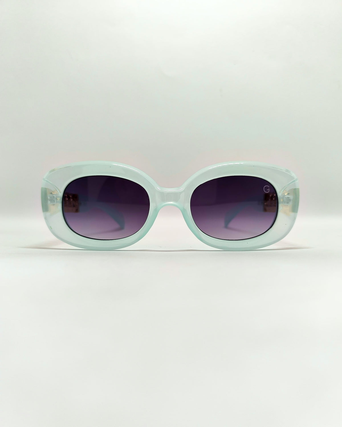 Óculos de Sol Feminino Slim com Haste em Correntaria em Metal Dourado Premium - Gloss Eyewear