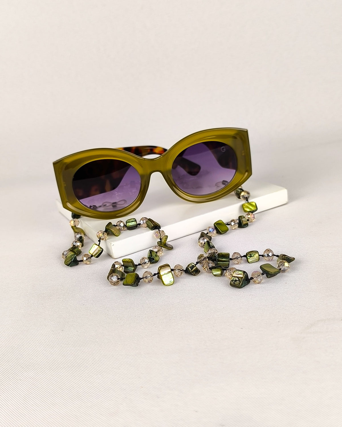 Cordinha para Óculos Unissex em Pedraria Verde Oliva Premium - Gloss Eyewear