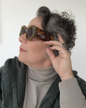 Óculos de Sol Feminino Bold Verde Oliva com Hastes Animal Print Premium - Gloss Eyewear