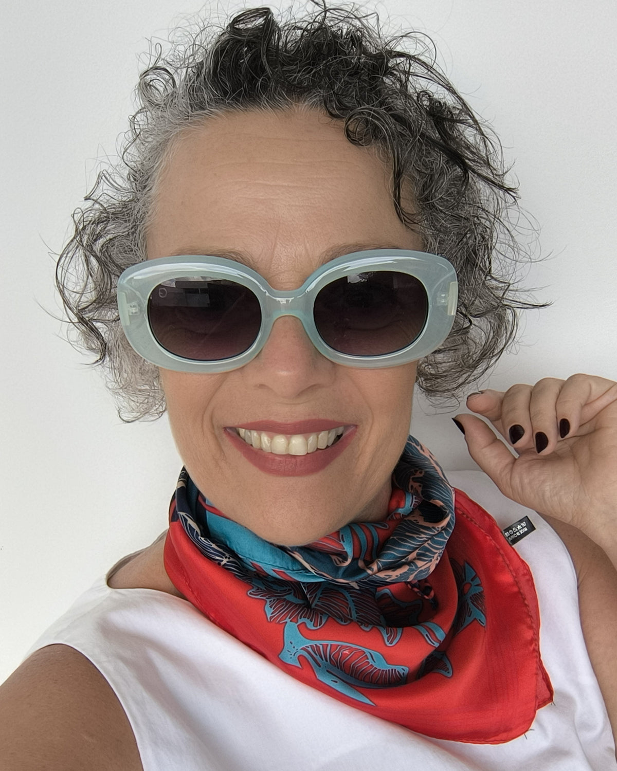 Lenço Acetinado Quadrado Vermelho com Tons de Azul - Gloss Eyewear