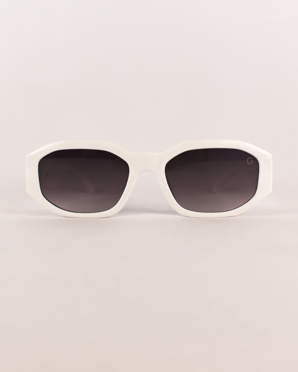 Óculos de Sol Feminino Slim com Detalhe em Metal e Haste Branco/ Preto/ Cinza Premium - Gloss Eyewear