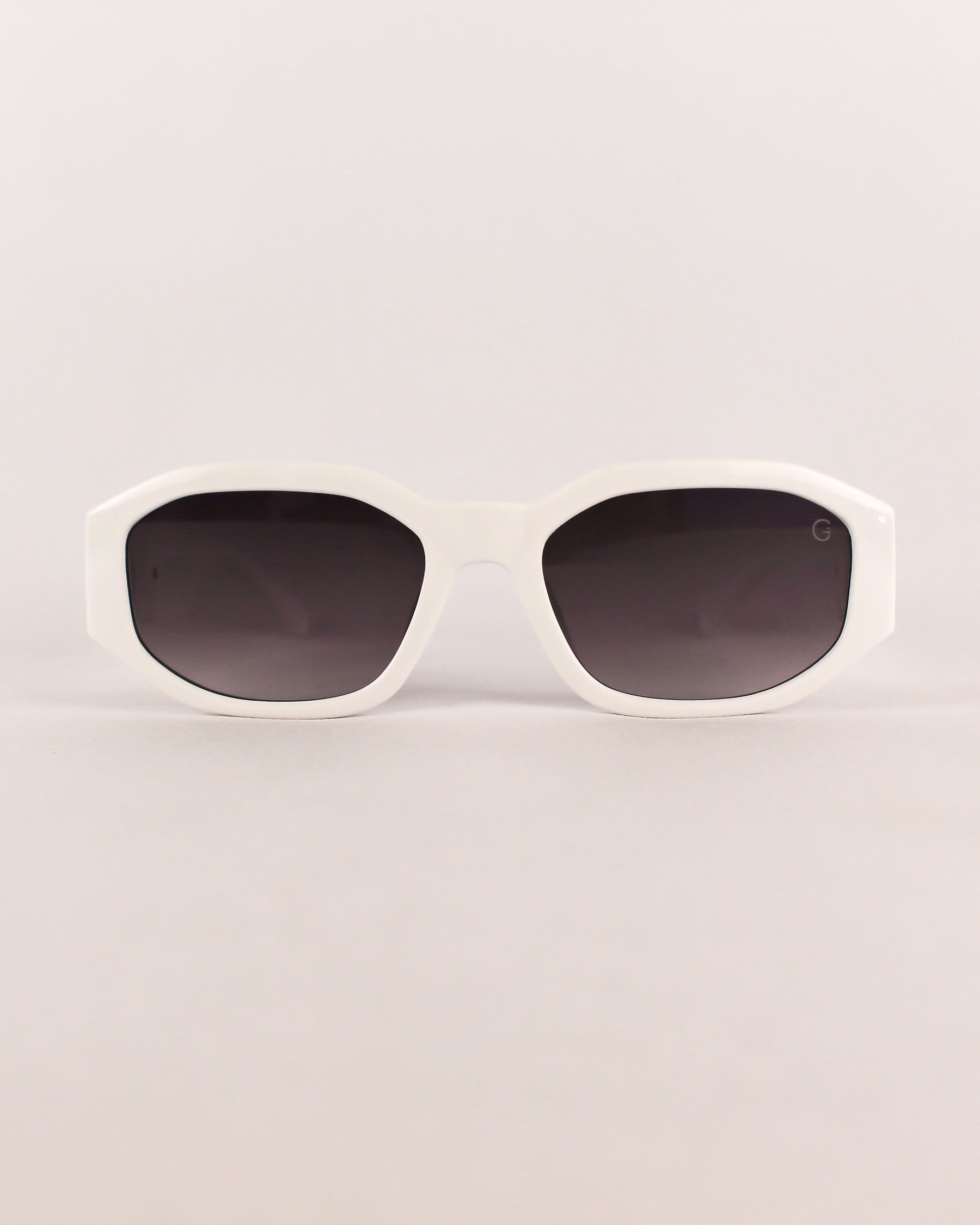 Óculos de Sol Feminino Slim com Detalhe em Metal e Haste Branco/ Preto/ Cinza Premium - Gloss Eyewear
