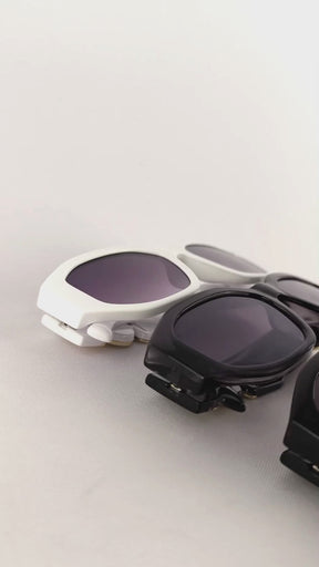Óculos de Sol Feminino Slim com Detalhe em Metal e Haste Branco/ Preto/ Cinza Premium - Gloss Eyewear