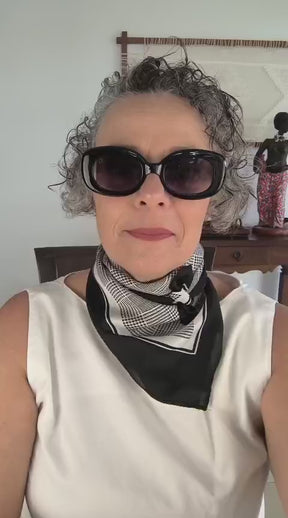 Óculos de Sol Feminino Slim com Haste em Correntaria em Metal Dourado Premium - Gloss Eyewear